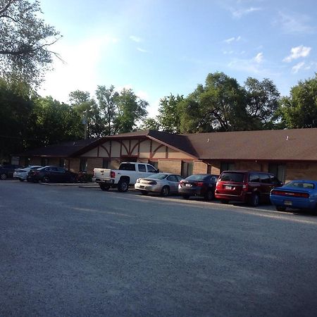 Coronado Motel & Rv Park Lindsborg Bagian luar foto