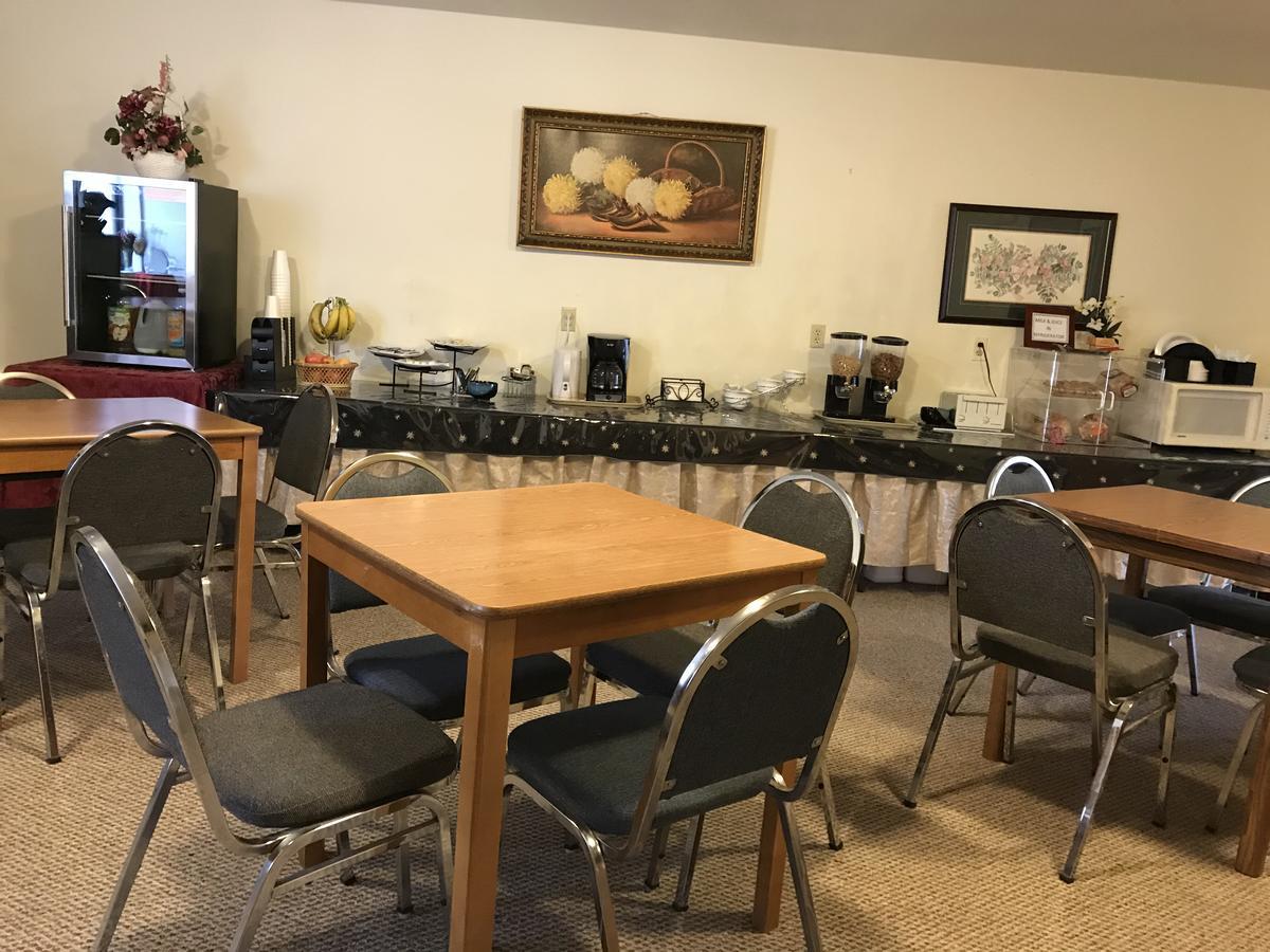 Coronado Motel & Rv Park Lindsborg Bagian luar foto