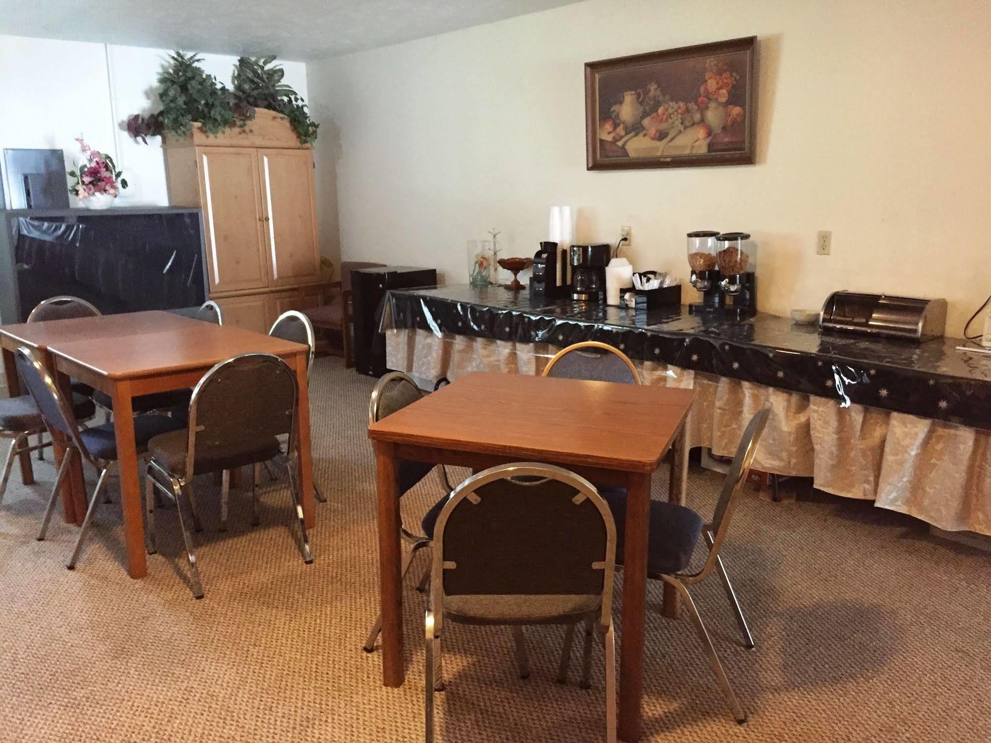 Coronado Motel & Rv Park Lindsborg Bagian luar foto