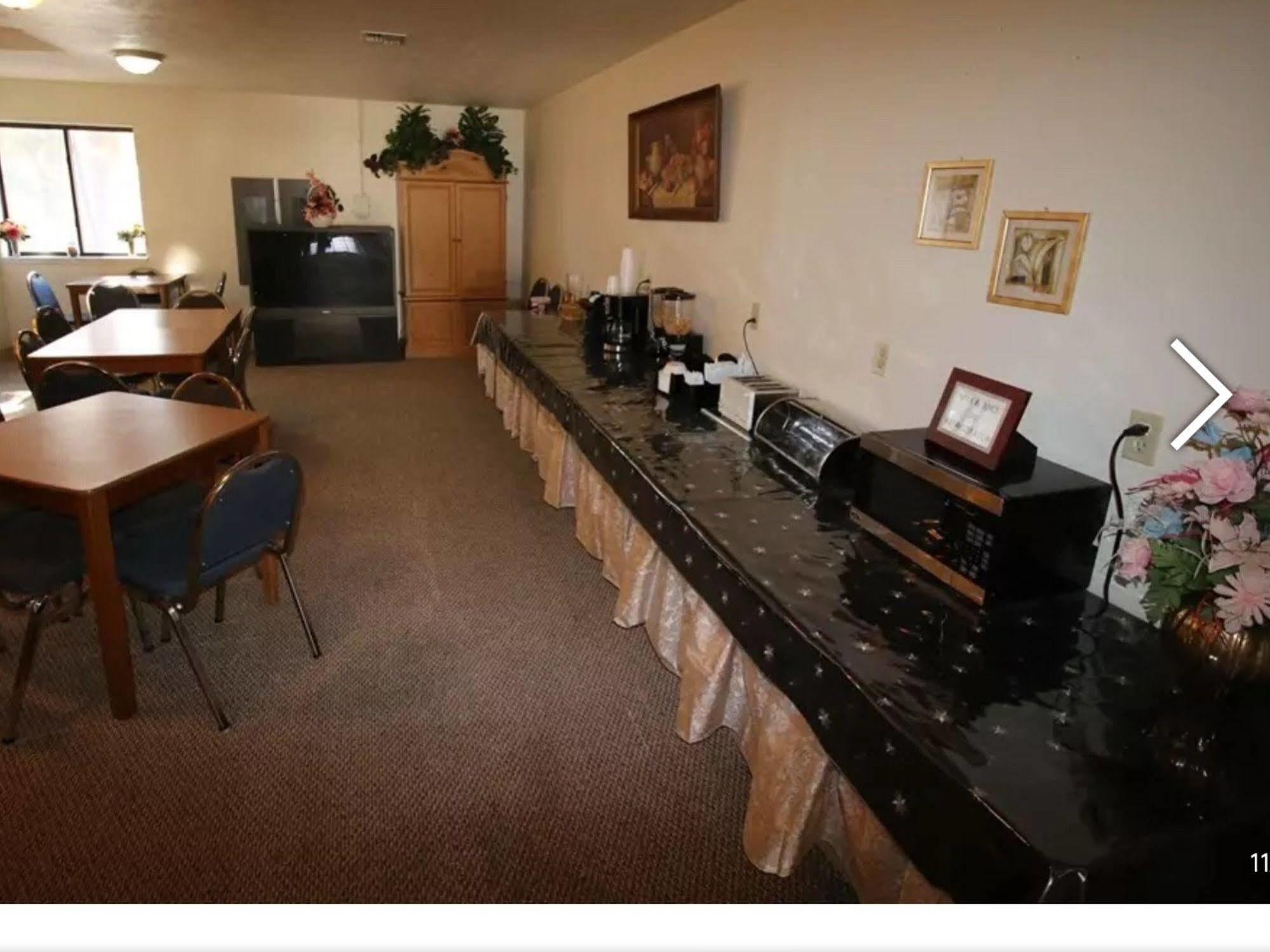 Coronado Motel & Rv Park Lindsborg Bagian luar foto